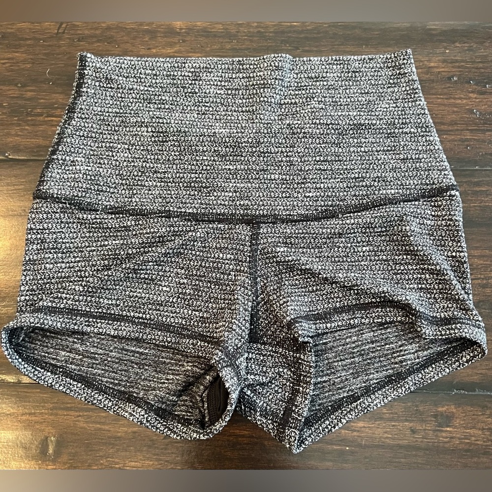 Lululemon Boogie Short (Roll Down) in Coco Pique Black White - size 2 - Picture 2 of 4